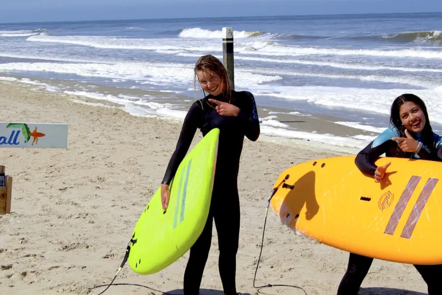 Surf meiden wijzen naar Foamball bord